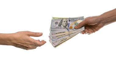 Öte yandan beyaz arka plan üzerinde izole için para veren kişi el close-up. Bize el dolar