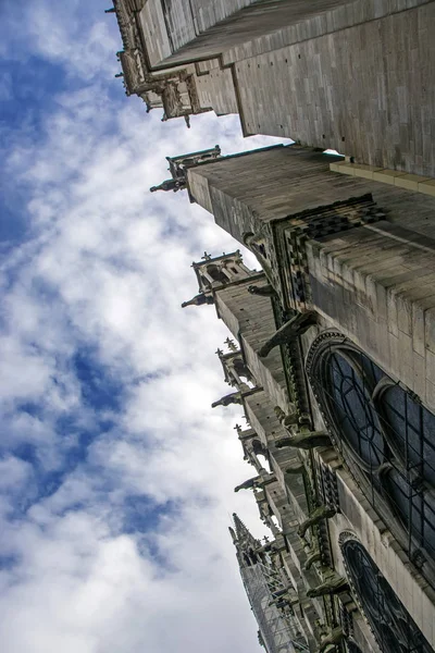 Χαμηλή Γωνία Θέα Από Τον Καθεδρικό Ναό Της Notre Dame — Φωτογραφία Αρχείου