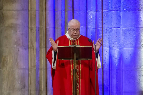 Paris Frankrijk November 2018 Ouderen Priester Rode Soutane Tijdens Ceremonie — Stockfoto