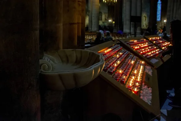 Paris Frankrike November 2018 Heligt Vatten Marmor Teckensnitt Med Röda — Stockfoto