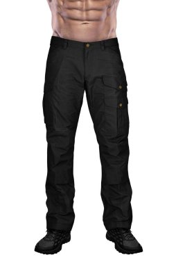 İzole üzerinde beyaz arka plan atletik adam solgun siyah pantolon yama cepler ve spor ile çıplak gövde ile çizme