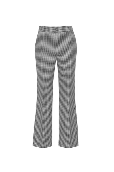 Stijlvolle Grijze Womens Wide Leg Broek Met Houndstooth Patroon Geïsoleerd — Stockfoto