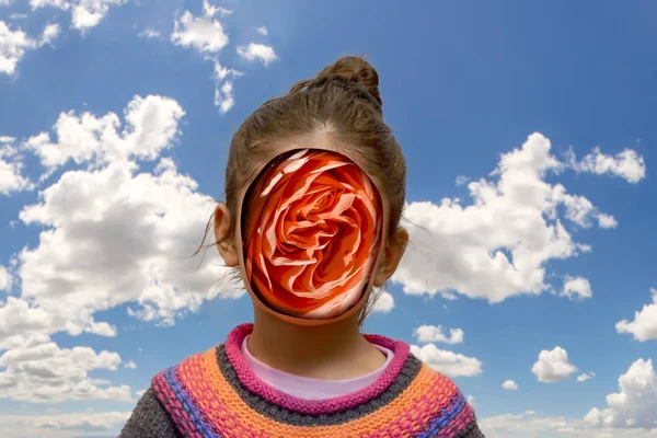 Imagem Abstrata Surreal Menina Suéter Colorido Com Flor Rosa Vez — Fotografia de Stock