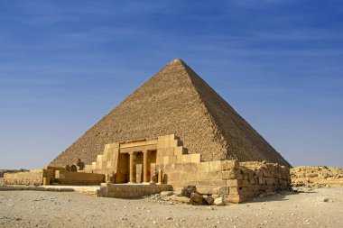 Seshemnufer IV ve arka planda büyük Piramit'in mastaba giriş. Giza, Cairo, Mısır