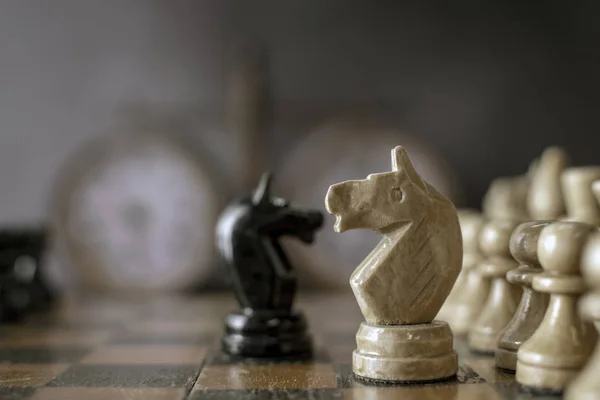 Staré Šachy Postavami Vintage Šachové Hodiny Rozostřeného Pozadí Krásné Koncepční — Stock fotografie