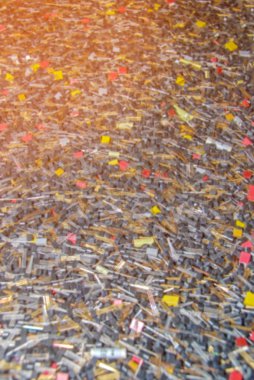 Arka plan doku turuncu günbatımı ışığı yaktı elektronik komponentleri bulanık. Bir sürü dirençler diyotlar ve transistör. Yüksek teknoloji, teknoloji ilerleme kavramı