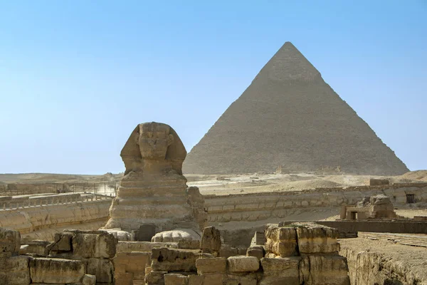 埃及吉萨开罗蓝天上的凯芬狮身人面像和金字塔 — 图库照片
