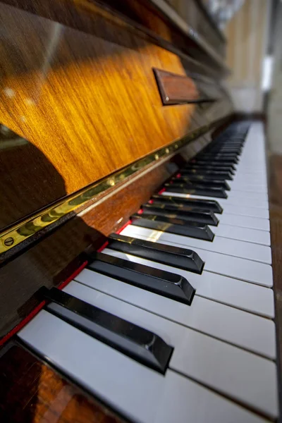 Groothoek Verticale Weergave Van Piano Toetsen Verlicht Door Zonlicht Piano — Stockfoto