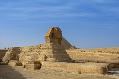 Sfenks ve Kefren Piramidi mavi gökyüzü, Kahire, Giza, Mısır