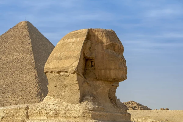 Сфинкс Пирамида Кефрена Против Голубого Неба Каире Гиза Египет — стоковое фото