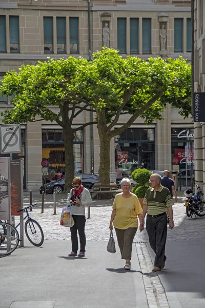 Zürich Svájc Június 2015 Emberek Sétálnak Egy Városi Utcában Napsütéses — Stock Fotó