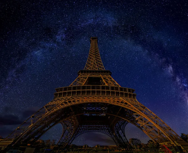 Der Eiffelturm Bei Nacht Unter Der Milchstraßengalaxie Paris Frankreich Niedriger — Stockfoto