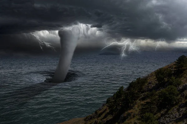 Escena Apocalíptica Con Terrible Tornado Enorme Vórtice Mar Bajo Las — Foto de Stock