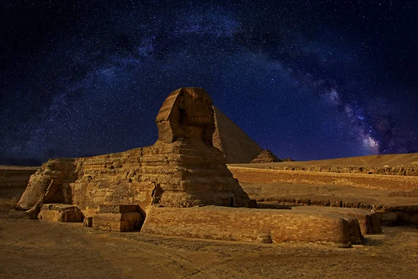 Великий Сфінкс Гізі Охороняючи Гробниці Фараонів Вночі Під Галактиці Чумацький — стокове фото