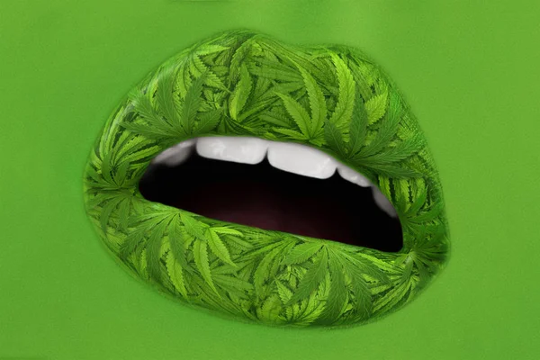 マリファナの緑の葉からのシュールなクローズアップ女性の唇 開放された口と唇を持つ緑の肌の女性の顔を閉じると 大麻植物の葉のパターンをカバーしています 依存問題の概念 — ストック写真