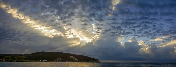 Yunanistan Pitoresk Akdeniz Ereikousa Adasında Deniz Üzerinde Güzel Gündoğumu Ile — Stok fotoğraf