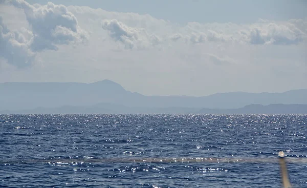Mavi Deniz Dalgaları Ile Romantik Ihale Sahne Arka Planda Puslu — Stok fotoğraf