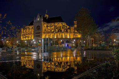 Işıklı Saint Eustache Kilisesi (Glise Saint-Eustache), Les Halles mavi gece gökyüzü altında suya yansıyan. Gotik cephe, Paris, Fransa sonbahar yağmurlu park