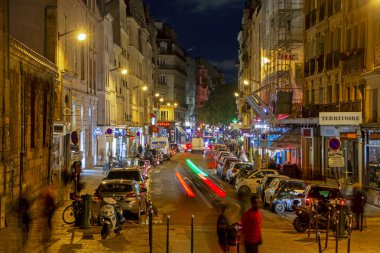 Paris, Fransa-12 Kasım 2018: gece Rue Montmartre üzerinde meşgul trafik ve park edilmiş arabalar. Hareket bulanıklığı ile renkli sokak fotoğrafçılığı