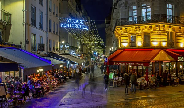 フランス 月12 2018 Rue Turbigo Rue Montorgueil 交差点のレストランでナイトライフとカラフルなシーン カフェやレストランで穏やかな夜を楽しむ人々 — ストック写真