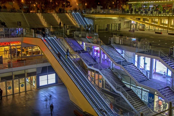 Париж Франция Ноября 2018 Года Эскалатор Лестница Людьми Торговом Центре — стоковое фото