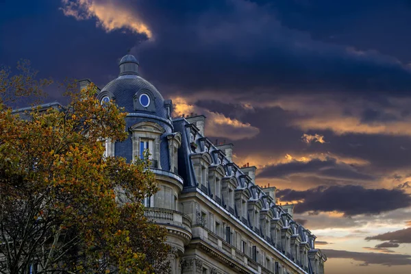 Klassisk Paris Hus Utsikt Den Dramatiska Solnedgången Molnigt Himmel Med — Stockfoto