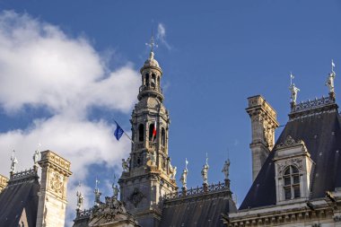 Yakın çekim Neo-Rönesans yapı arka planda mavi bulutlu gökyüzü ile, belediye binası konut. Paris, Fransa