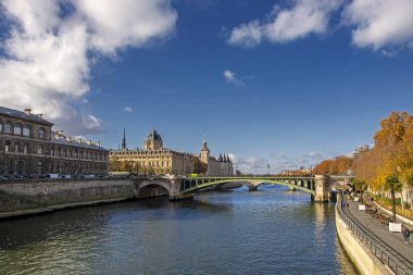 Seine nehri ve Adliye (Greffe du Tribunal de commerce de Paris) güzel bulutlar Paris, Fransa ile mavi gökyüzü altında