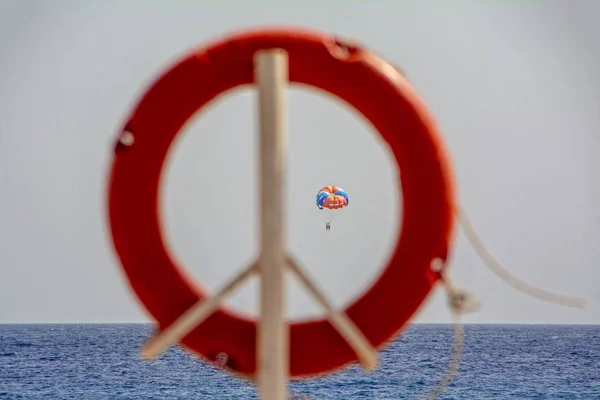 Kleurrijke Parachute Met Toeristen Blauwe Zee Wordt Gezien Door Wazig — Stockfoto