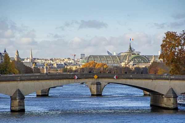 Ποταμός Σηκουάνα Γέφυρα Pont Royal Πρώτο Πλάνο Και Grand Palais — Φωτογραφία Αρχείου