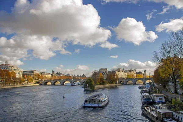 Pariisi Ranska Marraskuuta 2018 Seine Joki Turistiveneillä Pont Des Artsin — kuvapankkivalokuva
