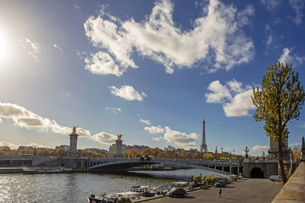 埃菲尔铁塔与亚历山大三世桥与老式灯和雕塑前景下 在法国巴黎 — 图库照片