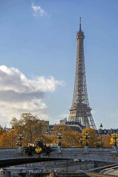 Eiffelova Věž Mostem Pont Alexandre Iii Vinobranými Lampami Plastiky Popředí — Stock fotografie