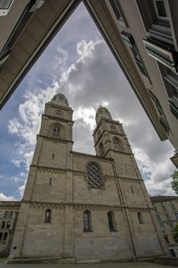 Grossmunster soyut görünümü - Romanesk Protestan kilisesi. Geniş açı görünümü. Zürih, İsviçre