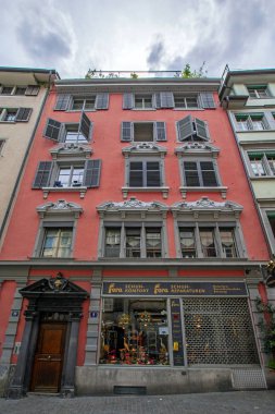 Zürih, İsviçre - 14 Haziran 2015: Eski şehrin merkezindeki renkli binaların alçak açılı görüntüsü. Geleneksel tahta panjurlu pencereler