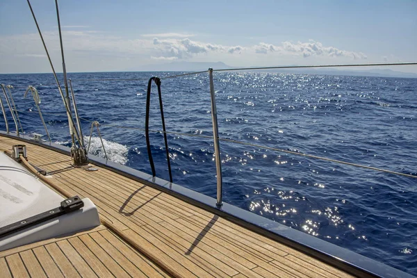 Schöne Szene Mit Marineblauer Tiefsee Geheimnisvoller Insel Hintergrund Und Hölzernem — Stockfoto