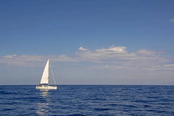 Hermoso Yate Vela Blanca Lujo Mar Azul Con Reflexión Sobre —  Fotos de Stock