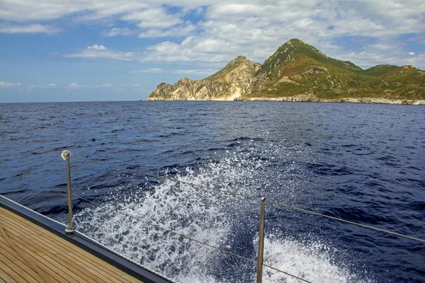 Belle Scène Avec Mer Profonde Bleu Marine Île Mystérieuse Sur — Photo