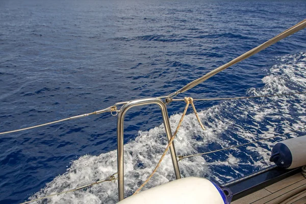 Όμορφη Σκηνή Ναυτικό Μπλε Βαθιά Θάλασσα Και Ξύλινο Κατάστρωμα Της — Φωτογραφία Αρχείου
