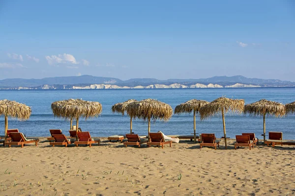 Sombrillas Paja Playa Tumbonas Isla Erikousa Grecia Playa Verano Con —  Fotos de Stock