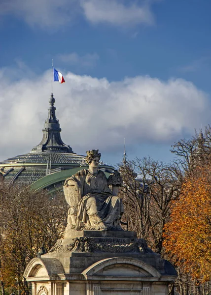 Statua Rappresentante Bordeaux Place Concorde Parigi Francia Con Bandiera Francese — Foto Stock