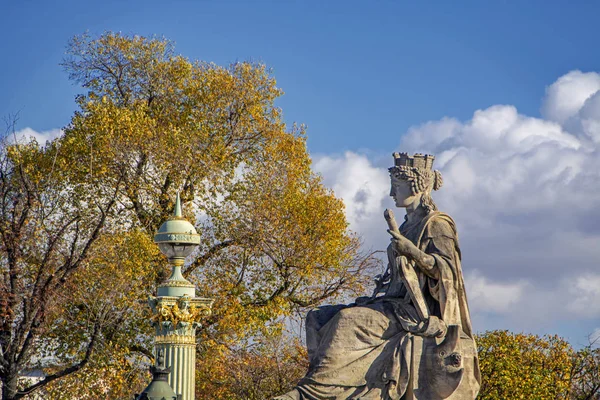 马赛雕像在巴黎协和广场 秋天的树木和蓝天的背景 — 图库照片