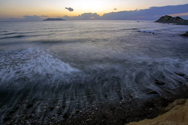 Nádherný Západ Slunce Nad Mořem Abstraktními Vlnami Siluetou Ostrova Korfu — Stock fotografie
