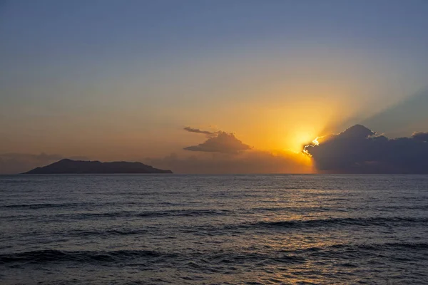 ギリシャのコルフ島のシルエットと海の上に美しい夕日 エリクサ島からの眺め — ストック写真