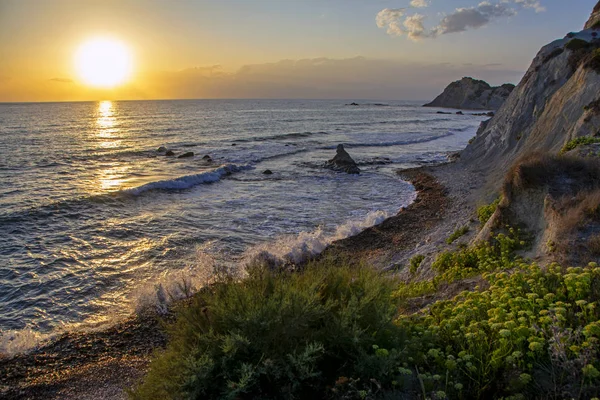 美丽的日落在海上与科孚岛剪影在地平线和绿色植物的前景在希腊 从埃里努萨岛看 — 图库照片