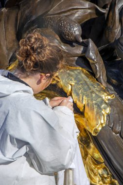  Paris, Fransa'da Seine Nehri üzerinde Alexander Iii Köprüsü üzerinde bronz heykeller üzerinde çalışan tanınmaz bir restoratör