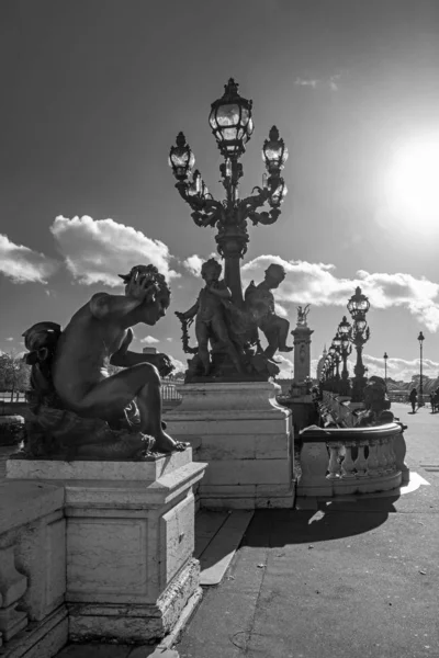 フランス パリのセーヌ川を渡るアレクサンダー三世橋の美しいブロンズ彫刻とヴィンテージランプ 白黒写真 — ストック写真