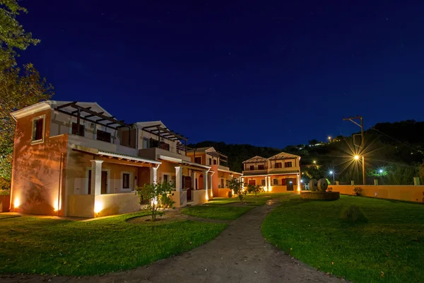 Noite Calma Ilha Erikousa Grécia Com Belas Casas Iluminadas Gramado — Fotografia de Stock