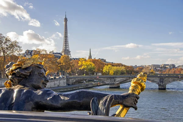 華やかなアール ヌーボー ランプや背景にエッフェル塔とパリ フランスの彫刻で飾られたアレクサンドル 世橋橋 — ストック写真