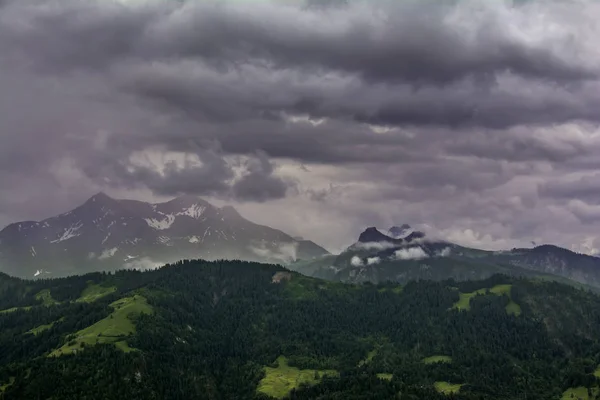 Schweiziska Alperna Dramatiska Moln Berg Täckt Med Grön Skog Schweiz — Stockfoto